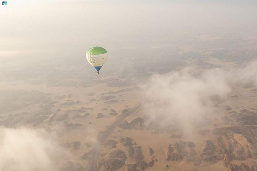 رحلات المناطيد .. تجربة جميلة تعانق سماء العلا
