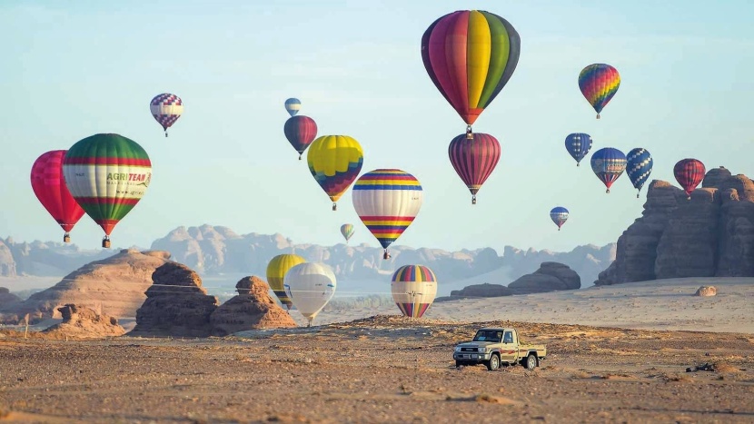 رحلات المناطيد في العلا .. مغامرة تعانق السحاب