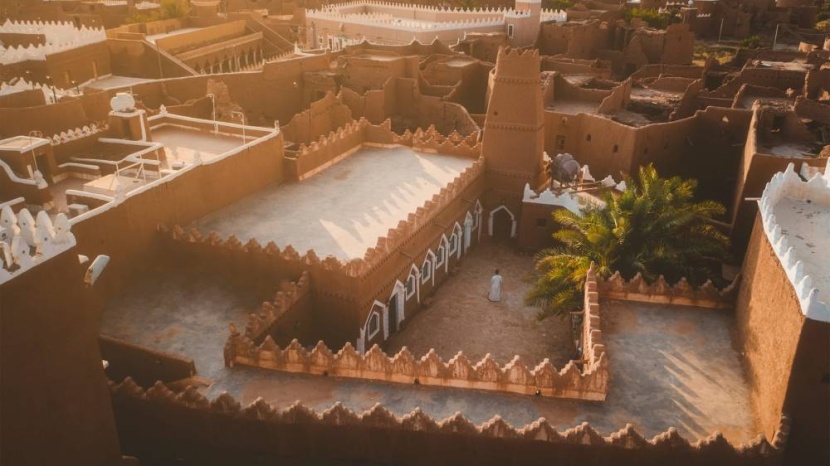 وزير الثقافة يتفقد البلدة التراثية في شقراء ومسجد سديرة التاريخي