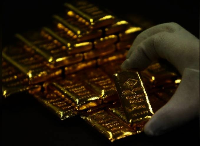الذهب يوسع مكاسبه مع تراجع الدولار عقب ارتفاع طلبات إعانة البطالة