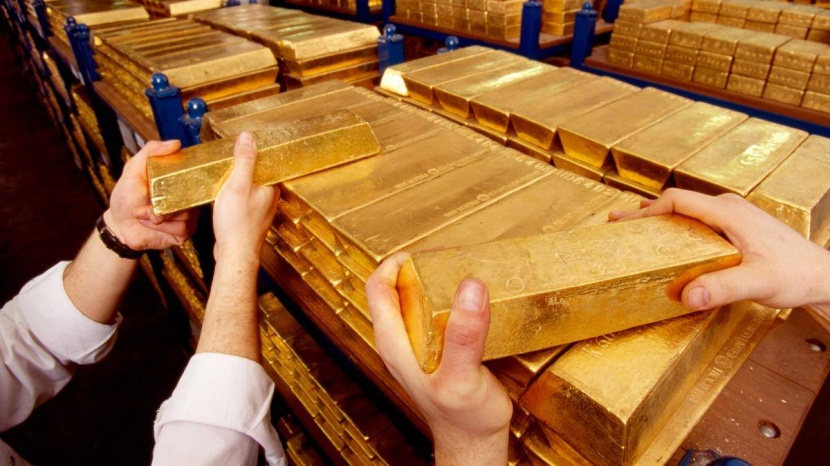 بيانات أمريكية تضعف الدولار وتحول اتجاه الذهب إلى الصعود