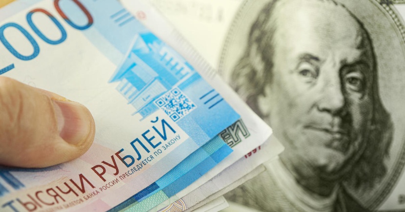 الروبل الروسي يرتفع 4% مقابل الدولار في آخر جلسات 2022