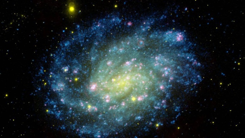 ناسا تكرم «بيليه» بمجرة حلزونية بألوان البرازيل