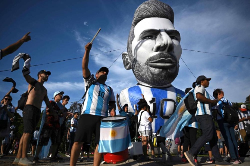 أرجنتينيون في بوينس آيرس يحتفلون بتأهل منتخب بلادهم إلى الدور ربع النهائي لكأس العالم