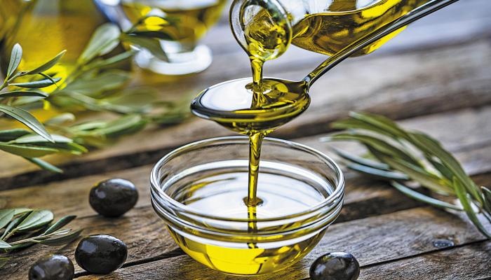 أخصائية : زيت الزيتون يساعد على منع تلف الخلايا والالتهابات