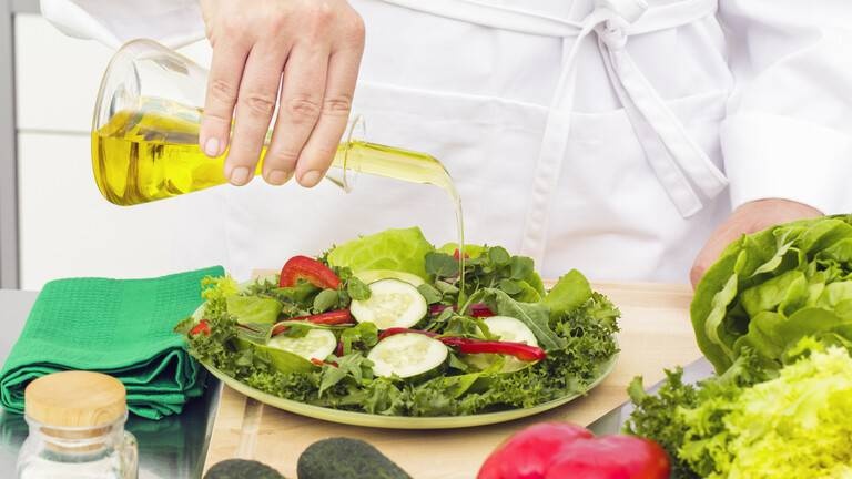 زيت الزيتون يساعد على منع تلف الخلايا والالتهابات