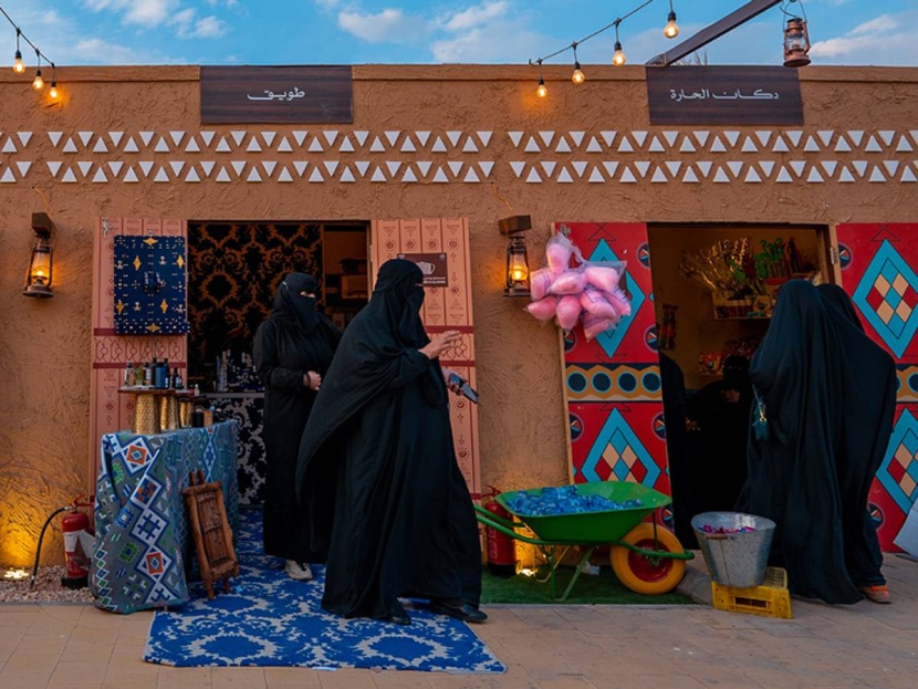حارة «الدكاكين» .. نافذة تراثية تحاكي الصناعات اليدوية