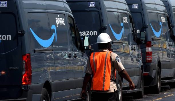 دعوى قضائية ضد "أمازون" لأخذها بقشيش عمال التوصيل