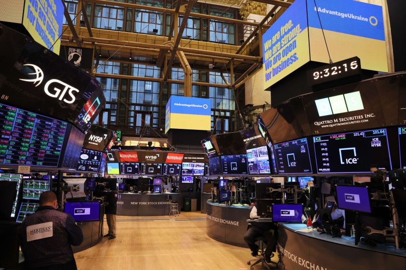 وول ستريت تنخفض في مستهل التداولات وسط مخاوف بشأن رفع أسعار الفائدة