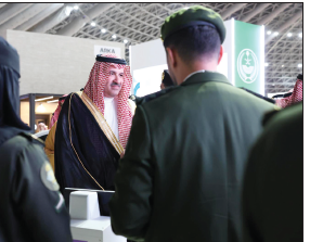 الأمير فيصل بن سلمان يكرم أيتام المدينة المنورة المتفوقين