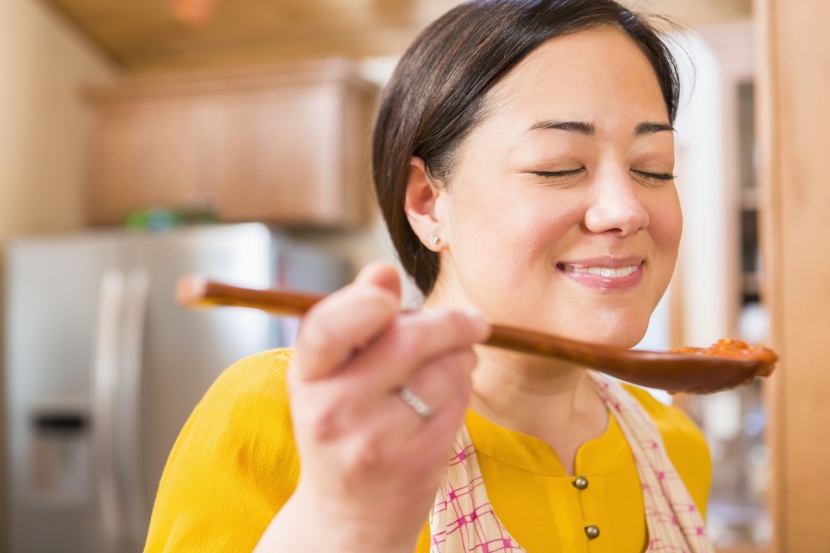 كيف تسهم الحواس المختلفة في عملية التذوق؟