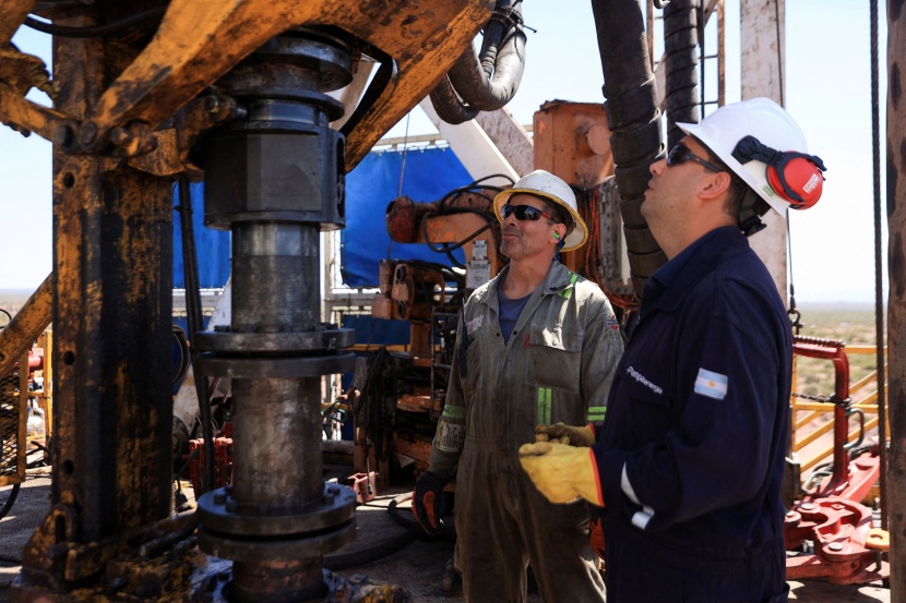 النفط يواصل تحقيق المكاسب بفعل بيانات التضخم الأمريكية وآمال الطلب