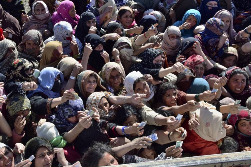 تدافع على شراء أكياس طحين القمح المدعوم في باكستان