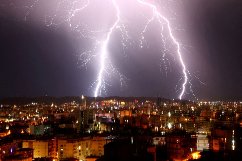 ليزر لتحويل مسار ضربات الصواعق