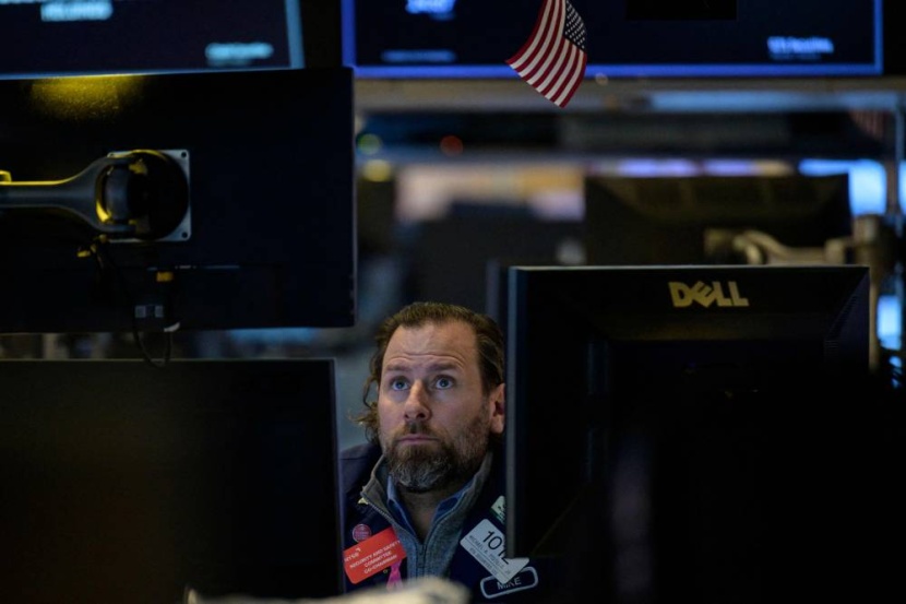 الأسهم الأمريكية تغلق منخفضة بعد بيانات ضعيفة