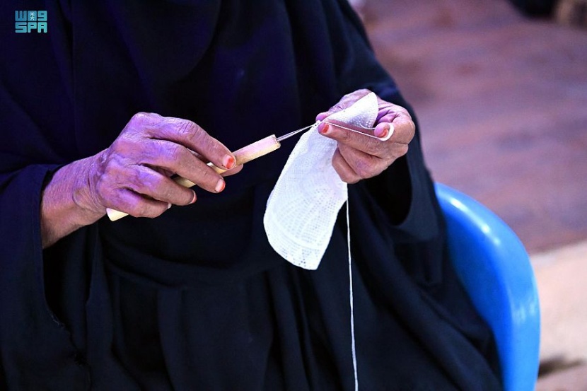 حياكة "الطواقي" تجذب زوار مهرجان شتاء جازان