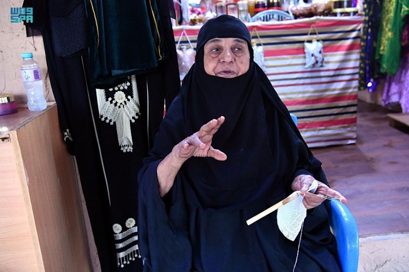 حياكة "الطواقي" تجذب زوار مهرجان شتاء جازان