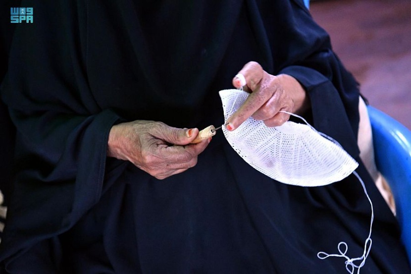 حياكة "الطواقي" تجذب زوار مهرجان شتاء جازان
