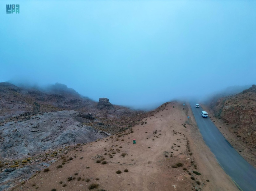  الضباب يزين جبال اللوز في تبوك