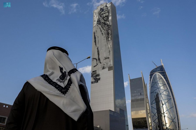 فنان تشكيلي يجسد حب المؤسس على أكبر جدارية في الرياض 