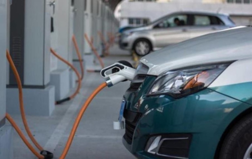 بريطانيا: نمو مبيعات السيارات الكهربائية يقلص الطلب على الوقود