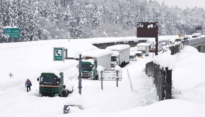 ثلوج كثيفة تعطل حركة النقل في اليابان