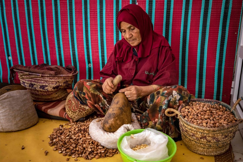 إحجام جيل الشباب يهدد مستقبل صناعة زيت الأرغان في المغرب 