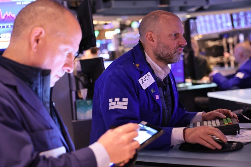 الأسهم الأمريكية تبدأ تعاملاتها منخفضة قبل قرار المركزي بشأن سعر الفائدة