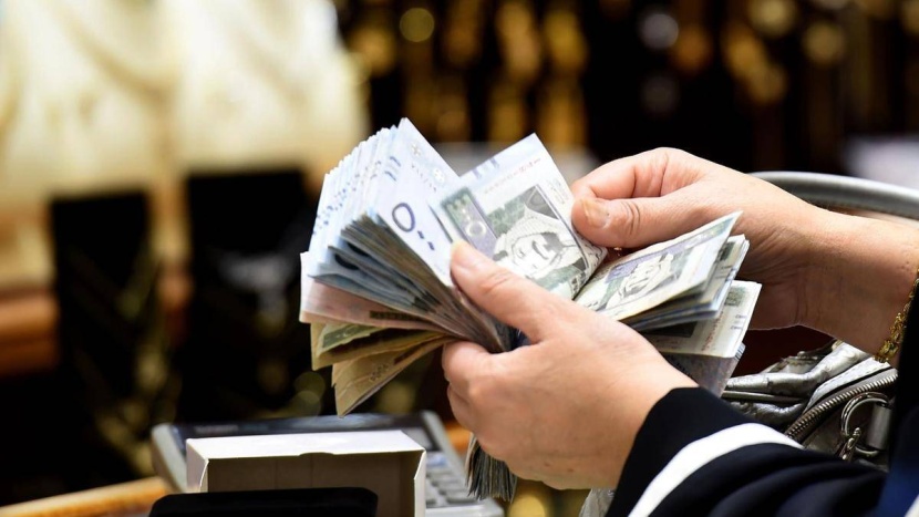 أول تراجع لتحويلات الأجانب في السعودية منذ 2019 .. 143.2 مليار ريال