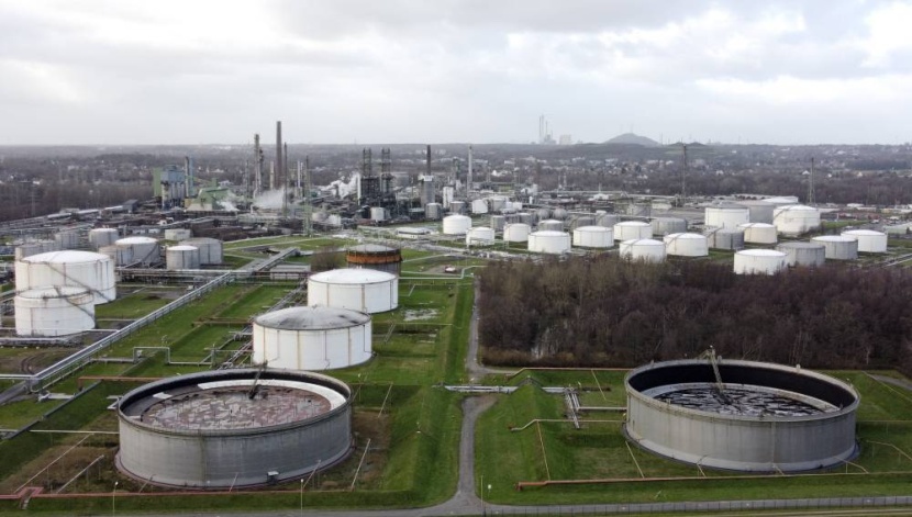 النفط يتراجع دون 85 دولارا