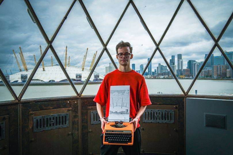 بريطاني يرسم لوحات الفنانين باستخدام الآلة الكاتبة