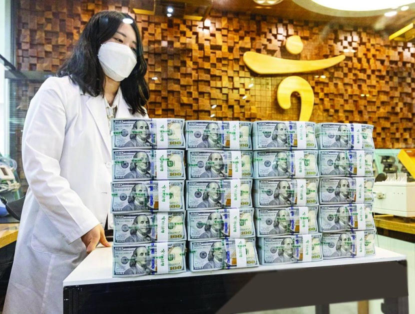 الحذر يطغى على الأسواق .. أسعار الذهب تفقد ذروة مستوياتها في 7 أشهر