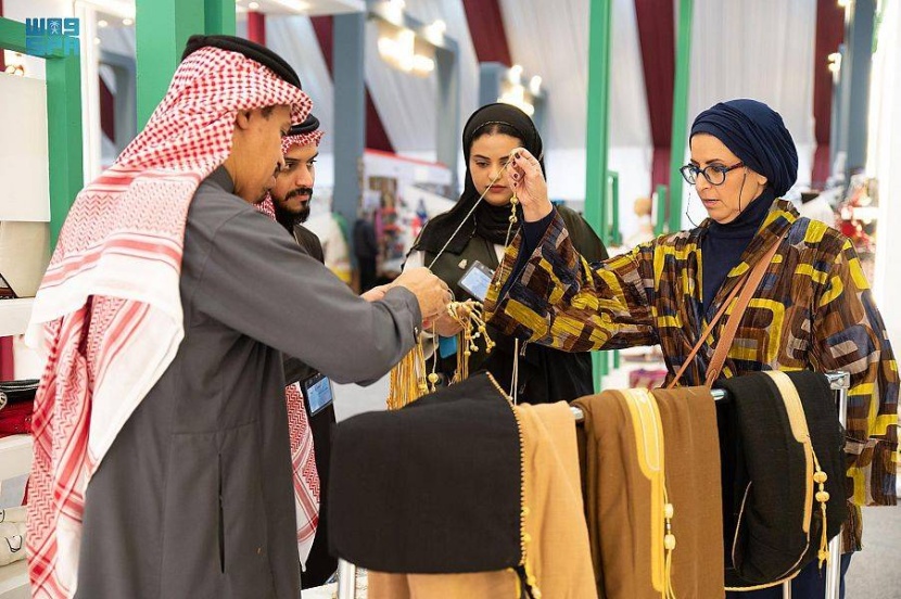 حياكة البشوت في «بيت العرب» .. إرث ثقافي تتفرد به الأحساء