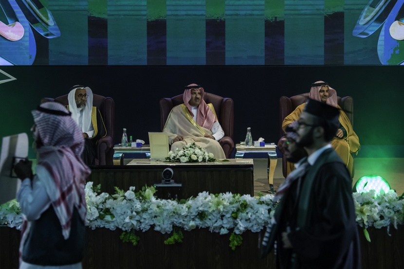 الأمير فيصل بن سلمان يرعى حفل تخرج برامج الدراسات العليا بتجمع المدينة المنورة الصحي