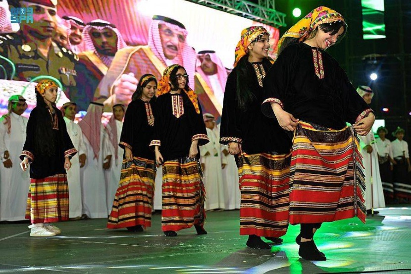 عروض الفنون الشعبية وركن الذكريات يجذبان الزوار