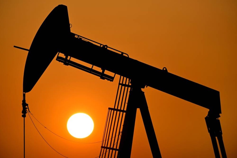 النفط ينخفض 3 % بفعل مخاطر التضخم
