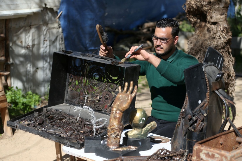 فنان فلسطيني يحول الخردة المعدنية إلى فن اجتماعي 