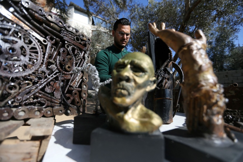 فنان فلسطيني يحول الخردة المعدنية إلى فن اجتماعي 
