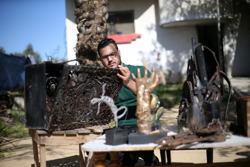 فنان فلسطيني يحول الخردة المعدنية إلى فن اجتماعي 