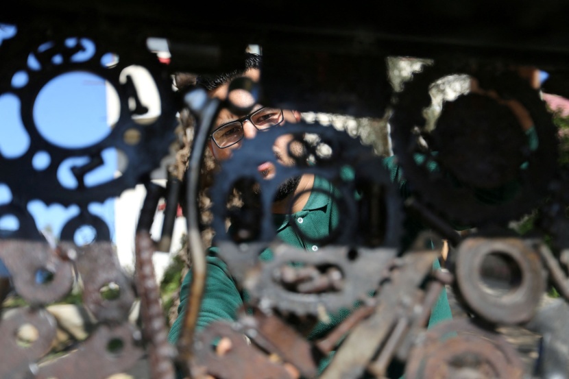 فنان فلسطيني يحول الخردة المعدنية إلى فن اجتماعي 