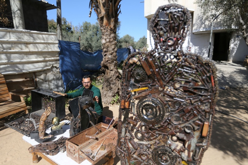 فنان فلسطيني يحول الخردة المعدنية إلى فن اجتماعي 