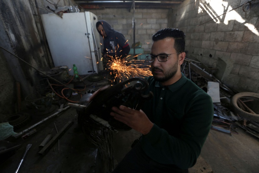 فنان فلسطيني يحول الخردة المعدنية إلى فن اجتماعي 