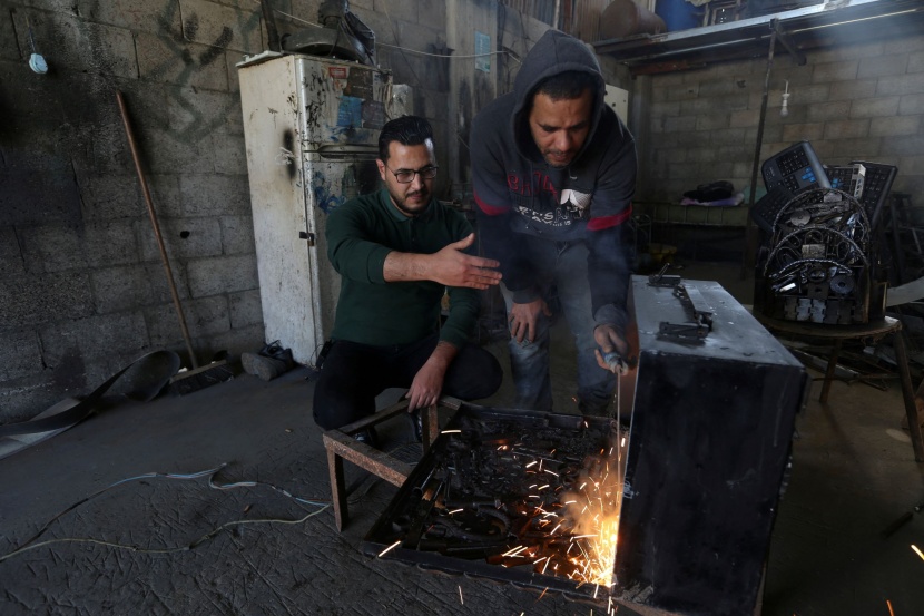 فنان فلسطيني يحول الخردة المعدنية إلى فن اجتماعي 