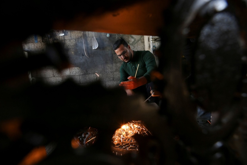 فنان فلسطيني يحول الخردة المعدنية إلى فن اجتماعي 