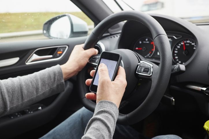 الهاتف النقال وقيادة السيارة .. سلوك إدماني وعواقب خطيرة