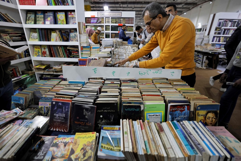 بسبب ارتفاع سعر الورق .. دور النشر تضاعف أسعارها في معرض القاهرة للكتاب 