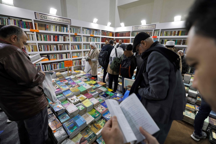 بسبب ارتفاع سعر الورق .. دور النشر تضاعف أسعارها في معرض القاهرة للكتاب 