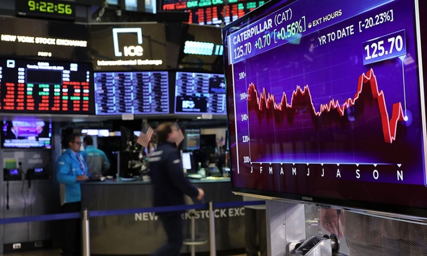 وول ستريت تغلق منخفضة بعد نمو قوي للوظائف