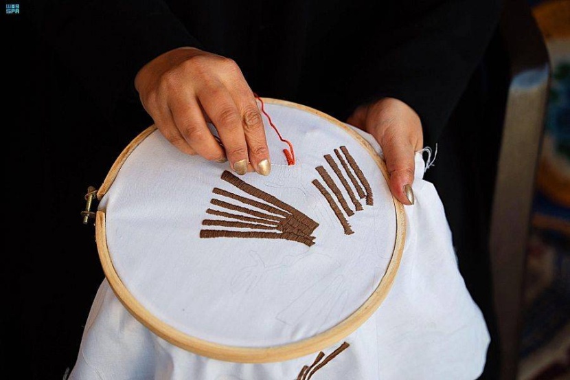فعاليات شتاء زبيدة .. العروض اليدوية الحية تجذب الزوار