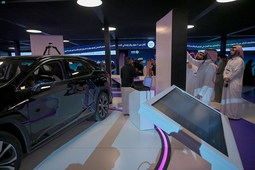  «سيارة الرصد الذكي» .. أبرز التقنيات الرقمية الرقابية في أجنحة المؤتمر 